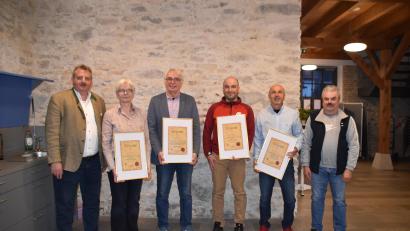 Bild: Nicole Rochelt
Bürgermeister Reinhard Kreuzer (links) und sein Stellvertreter Josef Fleißner (rechts) verabschiedeten Dr. Bärbel Placke, Zweiten Bürgermeister Andreas Hopfner, Andreas Hammerer, Thomas Schiller (von links) aus dem Stadtratsgremium.