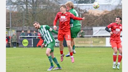 Bild: Gebert
Am Dienstag gewann der SV Mitterteich (grüne Trikots) das Derby gegen den TSV Waldershof mit 2:0. Am Sonntag treten beide Teams auswärts an, der SVM in Waischenfeld, der TSV in Katschenreuth.