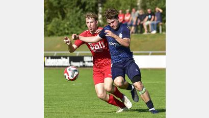 Archivbild: ham
Im Topspiel der Kreisliga West treffen der SV Schwandorf-Ettmannsdorf II (blau) und der TV Nabburg (rot) aufeinander.