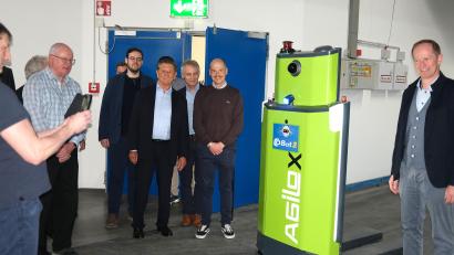 Bild: Hirsch
Autonom fahrende Lastenträger haben im Elektronik-Unternehmen Conrad längst Einzug gehalten. Die Mitglieder des Vereins "Partner für den Landkreis Schwandorf" und Wernbergs Bürgermeister Konrad Kiener (rechts) machten sich ein Bild von den Betriebsabläufen.