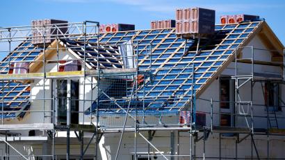 Bild: Sven Hoppe/dpa
Die bayerischen Sparkassen haben deutlich mehr private Immobilienkredite vergeben. (Archivbild)