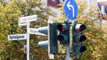 Archivbild: Gabi Schönberger
Die Ampelanlage Bürgermeister-Prechtl-Straße /Ecke Landgerichtsstraße wird modernisiert.
