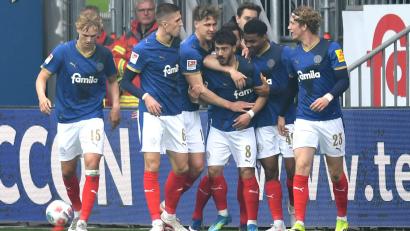 Bild: Daniel Bockwoldt/dpa
Kieler Jubel gegen Kaiserslautern.