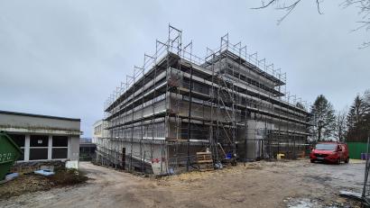 Archivbild: Hösamer
Für den Neubau des Werkstättengebäudes am Beruflichen Schulzentrum Schwandorf hat der Ausschuss für Schulen, Planung und Bau einige Aufträge vergeben, unter anderem für die Möblierung und die Außenanlagen.