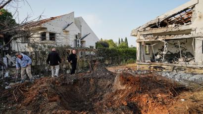 Bild: Baz Ratner/AP/dpa
Menschen inspizieren Häuser, die durch ein aus dem Libanon abgeschossenes Projektil beschädigt wurden.