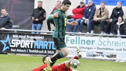 Archivbild: Hubert Ziegler
Absoluter Wille gefragt: Anton Shynder (vorne) und die DJK Ammerthal müssen sich auch gegen den SV Gutenstetten-Steinachgrund wieder beweisen.