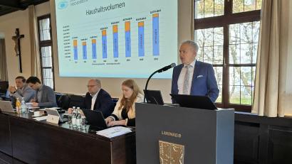 Bild: lnz
Der scheidende Landrat Roland Grillmeier (rechts) zog in seiner Rede zum Kreishaushalt 2026 auch eine Bilanz zum Wirken in den vergangenen sechs Jahren.