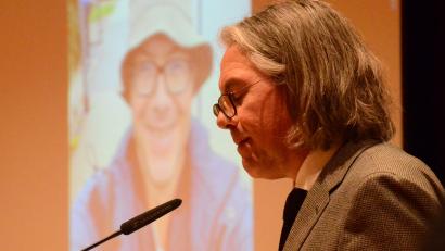 Bild: Kunz
Steffen Kopetzky las aus seinem neuen Werk vor. Im Hintergrund war ein Foto von ihm als Wanderer zu sehen.