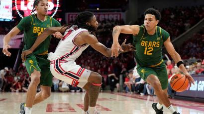 Bild: Karen Warren/FR172172 AP/AP/dpa
Alba-Neuzugang Michael Rataj (r.) war zuletzt in den USA für die Baylor University im Einsatz (Archivbild)