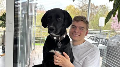 Bild: san
Ein Herz und eine Seele: Tim Luca Bukenberger und der zweijährige Labrador Lotte, einer der beiden Familienhunde. Der querschnittsgelähmte Tim Luca Bukenberger genießt es, nach einer monatelangen Reha wieder daheim zu sein – und freut sich auf die nächste Reha ab Mai in England.