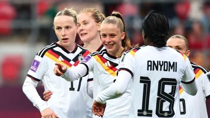 Bild: Daniel Karmann/dpa
Die WM-Quali dürfte für die DFB-Elf um Vivien Endemann (M) zur Formsache werden.