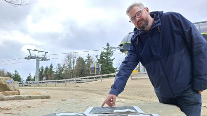 Bild: Johannes Pittroff
Zweckverbands-Geschäftsführer Markus Döhla stellt am Ochsenkopf die Pläne für den Bikepark vor.