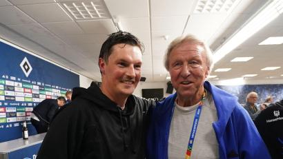 Bild: Marcus Brandt/dpa
HSV-Coach Merlin Polzin (l) will für Hamburgs Ikone Horst Hrubesch singen. (Archivbild)