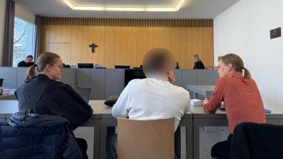 Bild: Stefanie Tretter
Der angeklagte Niederländer am 19. Verhandlungstag im Champagner-Prozess mit seiner Anwältin Sarah Stolle (links) und seiner Dolmetscherin (rechts).