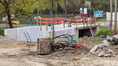 Bild: Petra Hartl
Das Betongerippe steht verloren in der Landschaft: Um die Arbeiten an der neuen Brücke über den Rosenbach fortsetzen zu können, müssen die Temperaturen auch nachts konstant über null Grad liegen. In den nächsten beiden Wochen soll die Arbeiten weitergehen.