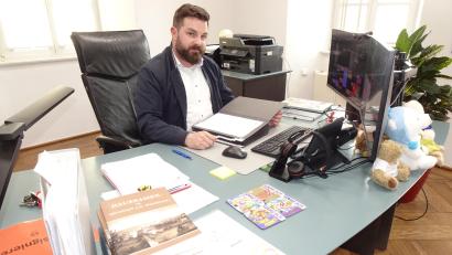 Bild: ui
Der abgewählte Neustädter Bürgermeister Sebastian Giering (SPD) sitzt an seinem Schreibtisch im Rathaus Neustadt/WN. Wie seine persönliche Zukunft ab Mai aussieht, ist noch unklar.