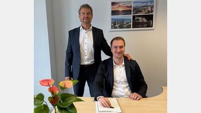 Bild: exb
Mario Englhardt (Geschäftsführender Gesellschafter der Firmengruppe, stehend) gründete Englhardt Immobilien 1994. Vor fünf Jahren ist sein Sohn Yannick Englhardt (sitzend) in das Unternehmen eingestiegen und führt es heute als Geschäftsführer.