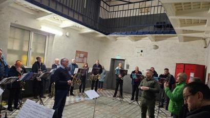 Bild: Susanne Kropf
Mit Musikalischem Leiter Michael Kurzmann (vorne links) trat das Ensemble auch im Zellentrakt des Gefängnisses in Uschgorod auf. Wie immer mit dabei war Dolmetscher Miroslav Bertan (rechts, grüne Jacke).