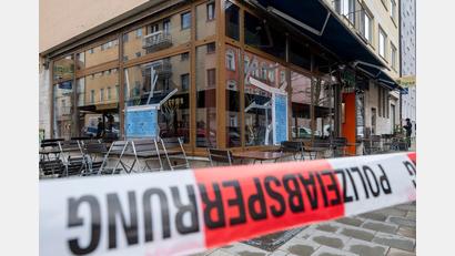 Bild: Peter Kneffel/dpa
Das Gelände um das Restaurant war nach dem Anschlag abgesperrt. (Archivbild)