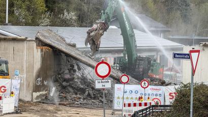 Bild: Petra Hartl
Um zu starke Staubentwicklung zu verhindern, wurde die Baustelle bei den Abrissarbeiten mit Wasser besprüht.