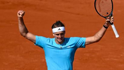 Bild: Sven Hoppe/dpa
Alexander Zverev jubelt über seinen Sieg gegen Francisco Cerundolo.