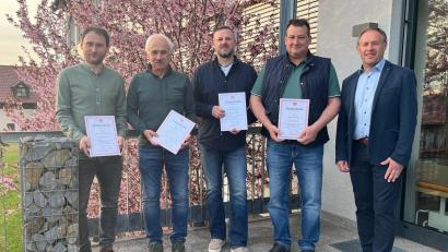 Bild: Anton Brand/VG Oberviechtach
Bürgermeister Josef Pretzl (rechts) verabschiedete die ausscheidenden Gemeinderäte (von links) Sebastian Schwandner, Johann Zeus, Thomas Schmidhuber und Alexander Frenzel mit Dankurkunde und Präsent.