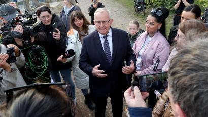 Bild: Bernd Wüstneck/dpa
Mecklenburg-Vorpommerns Umweltminister Till Backhaus (SPD) gibt dem Wal jetzt eine Chance. Wochenlang war er anderer Meinung.