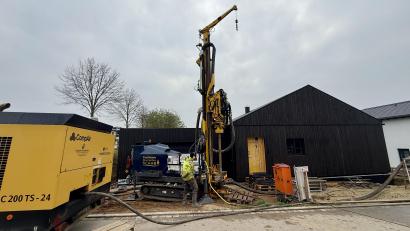 Bild: gri
Das schwarz verkleidete Wohnhaus im Baugebiet Freudenberg-West wird mit Geothermie geheizt. Hier gräbt der Bohrer gerade eines der 80 Meter tiefen Löcher.