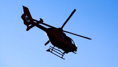 Bild: Julian Stratenschulte/dpa
Mit einem Rettungshubschrauber wurde die Frau in eine Fachklinik für Handchirurgie gebracht. (Symbolbild)