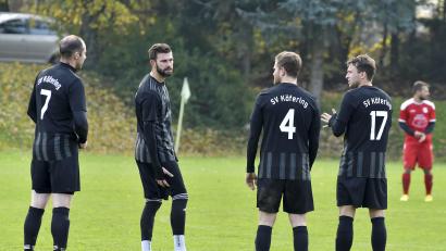 Archivbild: Hubert Ziegler
Fragende Blicke bei (von links) Daniel Boes, Markus Wiesgickl, Patrick Arbogast und Alexander Grau vom SV Hubertus Köfering. Steht am Sonntag der Abstieg aus der Fußball-Kreisliga Süd quasi schon fest? Auf jeden fall zählt nur ein Sieg im Gemeindederby beim ASV Haselmühl.