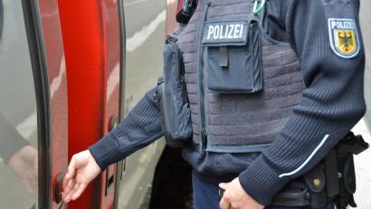Symbolbild: Bundespolizei
Ein 28-jähriger Mann belästigte im Regionalexpress zwei Frauen und schlug einen Mann. Die Bundespolizei konnte ihn bei der Ankunft am Bahnhof in Landshut vorläufig festnehmen.