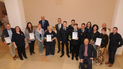Bild: Joachim Gebhardt
Die Preisträger des Inklusionspreises mit dem Vorsitzenden des Bündnisses, Georg Dietrich (vorne rechts), Ambergs Oberbürgermeister Michael Cerny (links) und stellvertretendem Landrat Michael Rischke (Fünfter von links).