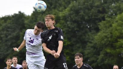 Archivbild: mhs
Der 1. FC Schwarzenfeld (schwarze Trikots) muss am Sonntag beim Tabellenführer in Wenzenbach ran.