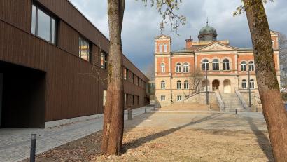 Bild: Gabi Schönberger
Einst Fabrikanten-Wohnhaus, heute Behördensitz: Die sanierte Stützelvilla und der angeschlossene neue Bürotrakt sind nun Außenstelle "Digitale Landkarten Bayern" des Landesamtes für Digitalisierung. Breitband und Vermessung (LDBV).