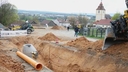 Bild: Hirsch
Die Erschließungsarbeiten für das neue Baugebiet "Am Köblitzbach" in Wernberg haben auf dem Friedhofsparkplatz in Oberköblitz begonnen. Das Gelände liegt an einem Südwesthang unterhalb der Feistelberger Straße und bietet einen herrlichen Ausblick in den Oberpfälzer Wald.