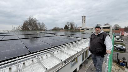 Bild: upl
Diese PV-Anlage auf dem energieautarken Haus, das Wolfgang Hummel gerade am Amberger Bergsteig baut, ist geradezu vorbildlich für nachhaltiges Bauen. Die Verlängerung des Konzepts der Stadt Amberg hingegen sorgte für Diskussionen im Bauausschuss.