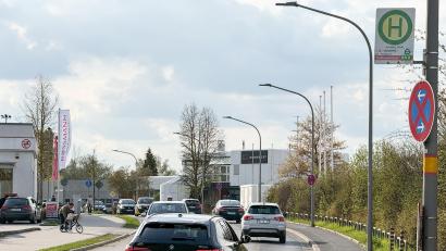 Bild: Petra Hartl
Die Fuggerstraße in Amberg. Auf der rechten Fahrbahnseite stadtauswärts existiert nur ein schmaler Fußweg mit einem provisorischen Bushalt. Das soll sich jetzt ändern.