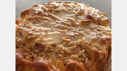 Bild: Aysel Özdemir
Die Joghurt-Vanille-Glasur macht den Apfelkuchen von Aysel Özdemir besonders saftig.