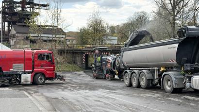 Bild: Petra Hartl
Am Donnerstag war die Baukolonne auf Höhe der Gärtnerei Pürzer unterwegs: Der Abschnitt zwischen Rosenbachstraße und Frommstraße Richtung Wertstoffhof wird saniert. Es finden Fräs- und Asphaltierungsarbeiten statt.