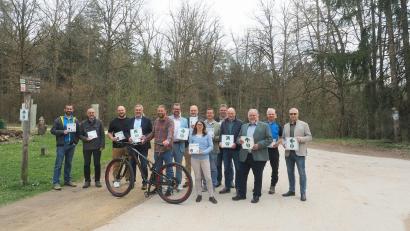 Bild: kek
Die Macher der Bikeschaukel Frankenpfalz und die Bürgermeister der kommunalen Arbeitsgemeinschaft eröffneten am Wanderparkplatz Hohe Tanne in Auerbach das 310-Kilometer-Streckennetz für Mountainbiker und Gravelbiker.