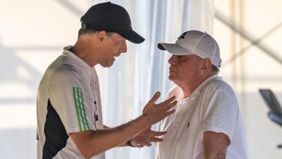 Bild: David Inderlied/dpa
Uli Hoeneß (r) teilt weiter gegen Bayerns Ex-Trainer Thomas Tuchel aus. (Archivbild)