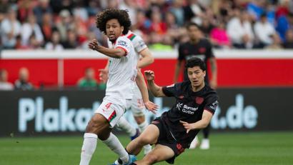 Bild: Rolf Vennenbernd/dpa
Leverkusens Ibrahim Maza im Duell mit Augsburgs Han-Noah Massengo.