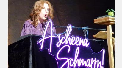 Bild: mab
Abwechselnd mit Gitarre und Keyboard präsentiert die Niederbayerin ihr Programm "A scheena Schmarrn" und begeistert ihr Publikum in Schwarzenfeld bei den dortigen Kulturtagen.