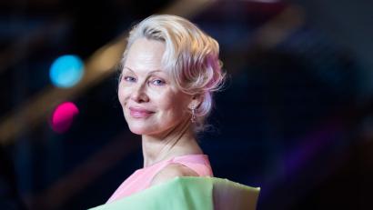 Bild: Christoph Soeder/dpa
Anderson wurde durch die 90er-Jahre-Serie „Baywatch“ über Rettungsschwimmer von Malibu berühmt. (Archivbild)