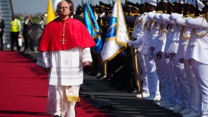 Bild: Andrew Medichini/AP/dpa
Der Papst bei seiner Ankunft in Luanda.