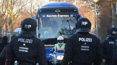 Bild: Carmen Jaspersen/dpa
Die Polizei beim Nordderby