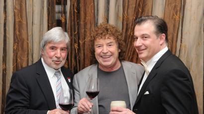 Bild: picture alliance / dpa
Als Sänger Tony Marshall (m.) seinen 75. Geburtstag feierte, war neben seinem Sohn Marc (r.) auch sein Manager Herbert Nold mit von der Partie. (Archivbild)