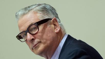 Bild: Ramsay de Give/Pool AFP/AP/dpa
Auf Alec Baldwin kommt nun ein Zivilprozess zu. (Archivbild)