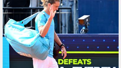 Bild: Sven Hoppe/dpa
Alexander Zverev verabschiedet sich nach seiner Halbfinalniederlage vom Publikum in München.