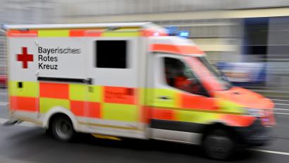 Bild: Peter Kneffel/dpa
Sanitäter bringen den schwer verletzten Rollerfahrer in eine Klinik. (Symbolbild)